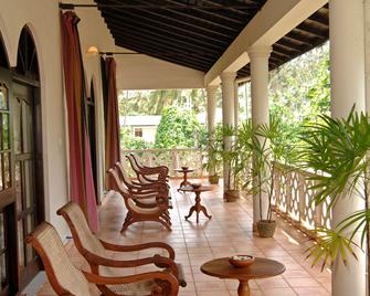 Wunderbar Beach Hotel - Bentota - Patio