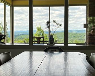 Gorgeous Vt Views/Unique Art Loft - Lyndon - Ruokailuhuone