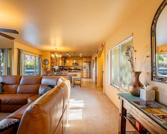 Private Abode Inspired, w/ Hot Tub+Views+Quaint & Quiet-Great Location! - Sedona - Living room