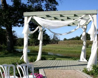 Homey Cabins Perfect for a Family Getaway near Jacksonville, Illinois - Jacksonville - Innenhof