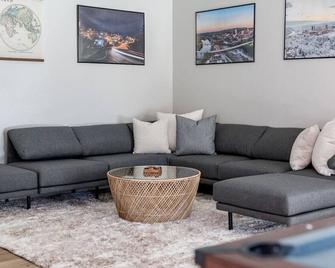 The Golden Jewel, Game Room, Fire Pit and Deck! - Madison Heights - Sala de estar