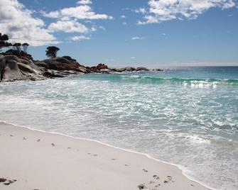 Binalong Beach Cottage Beachfront At Bay Of Fires Next To Restaurant - Binalong Bay - Beach
