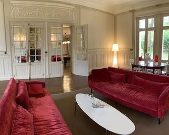 Château l'Hubertière, classé du tourisme 4 étoiles - Bouresse - Sala de estar