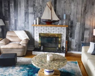 Cozy bungalow in downtown Lewisporte, watch the boats come from the front deck. - Lewisporte - Sala de estar