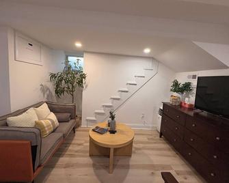 Guest suite near airport with parking - Revere - Living room