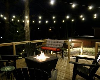 Cute Guesthouse, 4mi from Lee University, sleeps 4, new deck w/ fire pit, grill - Cleveland - Binnenhof