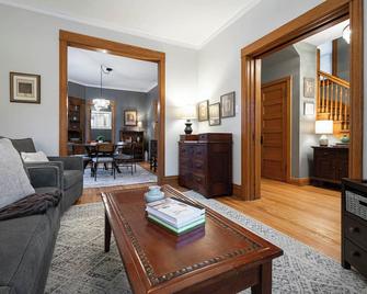 Andersonville Charming 3 Bedroom/2 Bath House with Family Room plus Yard & Patio - Chicago - Sala