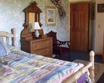 Kasilof Log Accent Bed & Breakfast with Mountain View - Kasilof - Bedroom