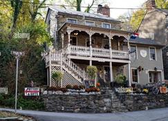 Room In Central Historic Downtown -River View West - Harpers Ferry - Building