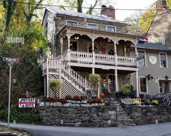 Room In Central Historic Downtown -River View West - Harpers Ferry - Building