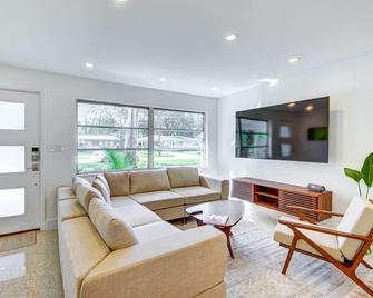 Charming Sarasota Vacation Home Near Downtown - Sarasota - Living room