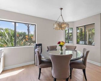 Newly remodeled home w pool/spa - Stevenson Ranch - Essbereich