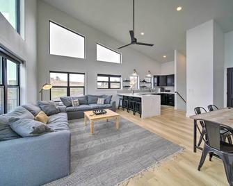 Modern Davenport Home with Water View and Grill! - Davenport - Living room