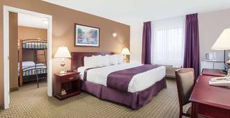 Ramada by Wyndham Red Deer Hotel & Suites - Red Deer - Bedroom