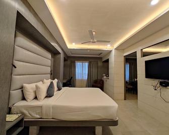 Hotel Rishiraj A Boutique Hotel - Nagaon - Bedroom
