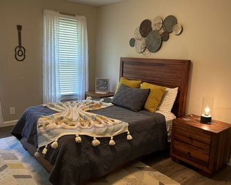 Amazing renovated family home for a perfect stay! - Lawrenceville - Bedroom