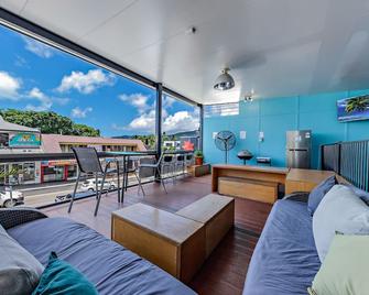 Airlie Sun & Sand Accommodation #6 - Airlie Beach - Living room