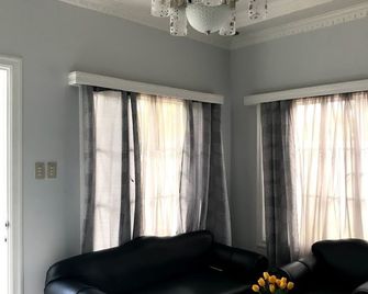 2 Aircons Fully Furnished House, Ideal For Family On Vacations - Davao City - Living room
