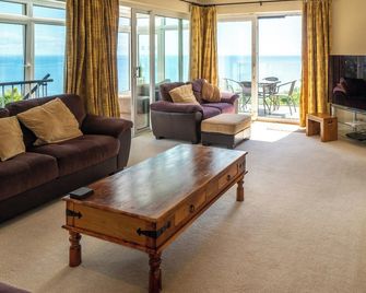 There are too many facilities at Cliff Lodge to list… from pool to hot tub. - Torquay - Sala de estar