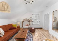 ★9-Bedrooms★ Modern & Stylish Stay for Big Grps! - Providence - Living room