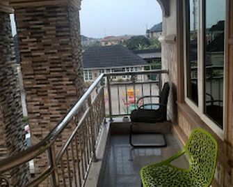 Beck Hotel And Suites Ltd - Asaba - Balcón