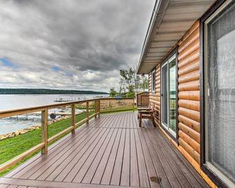 Lakefront Motley Home with Private Dock and Fire Pit! - Motley - Balcón
