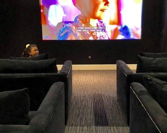 Pristine mini loft in luxury building in LIC - Queens - Lounge