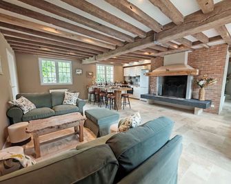 An authentic, modern farmhouse in the heart of Sologne - 생-비아트르 - 거실