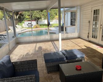Vacation Home W/ Hot Tub, 2 Master Bedrooms, Heated Pool Near Beaches! - Oldsmar - Patio