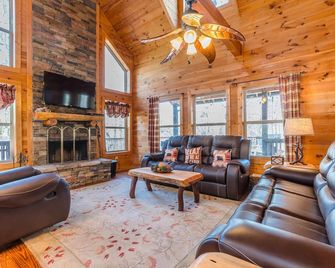 Incredible Cabin With Pool Table And Hot - Cleveland - Living room
