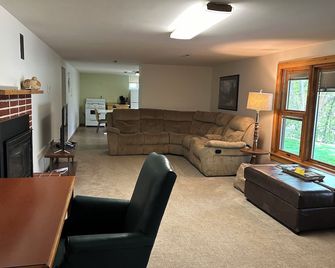 Brophy Reflections 4br/2ba, 2 Kitchens, Firepit, Year Round Rental, Lic#1798 - Alexandria - Living room