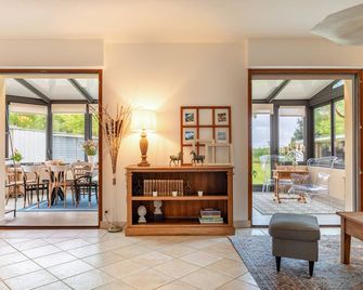 Villa 'La Léa' with Private Terrace, Private Garden and Wi-Fi - Saint-Gildas-de-Rhuys - Living room