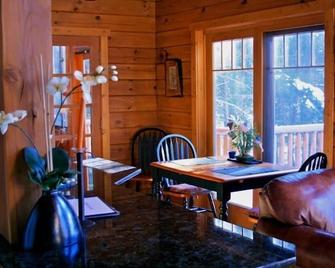 Gorgeous Log & Glass Home On Large Sunny Waterfront Lot, Waupaca Chain O' Lakes - Waupaca - Comedor