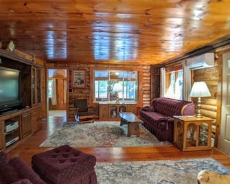 The Log Cabin on Cawley Pond - Sanbornton - Living room