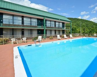 Magnuson Hotel Mountain View - Covington - Pool