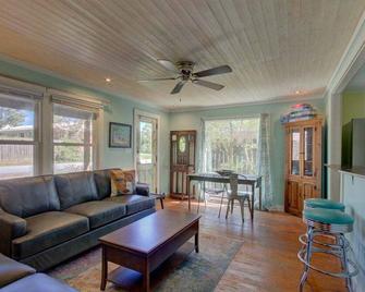 Sugar Shack Downtown Brevard Pets Ok, Fire Pit, Fenced Yard, Bike Storage, Free Piltmore Pass - Brevard - Living room