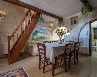 Bed and Breakfast Trulli San Leonardo - אלברובלו - חדר אוכל