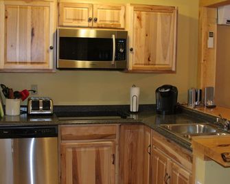 Mountain Lodge Style Condo Suite - 5 mins to Storyland / North Conway - Intervale - Kitchen