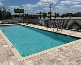 HomeTowne Studios by Red Roof Fort Myers - Fort Myers - Piscina