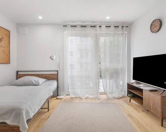 Studio 'Ay Homes 09' with Balcony and Wi-Fi - Augsburg - Bedroom