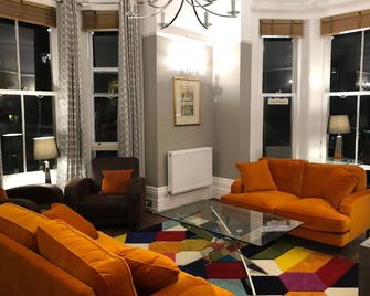 The Mowbray - Eastbourne - Living room
