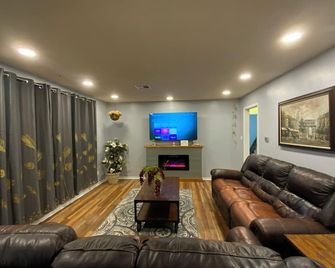 The Sunshine House - Midwest City - Вітальня