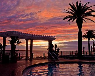 克利爾沃特海灘假日套房酒店 - 清水海灘 - 克利爾沃特海灘 - 游泳池