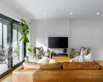 Spacious 2br Retreat, Scenic Views, Modern & New - ウィスラー - リビングルーム