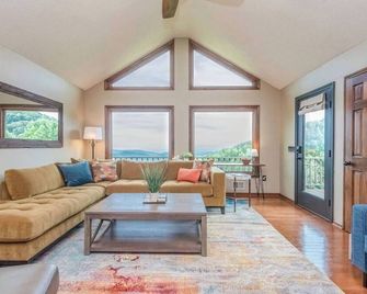 Secluded Mountain Top Cabin | Fire Pit | Fireplace - Moravian Falls - Sala de estar