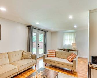 Fenced Backyard, Grill & Deck: Bernville Home! - Bernville - Sala de estar