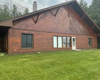 The Sniderhaus with beautiful sunsets and trails nearby. A large dock. - Drummond - Building