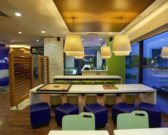 Hotel Caspia Pro Greater Noida - Greater Noida - Bar