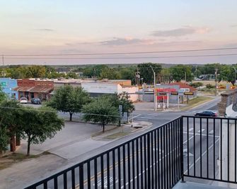 Charming 2-Bedroom Apartment in Downtown Manor - Manor - Balcony