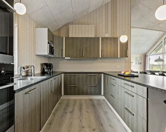 Amazing Home In Jerup With Sauna - Jerup - Kitchen